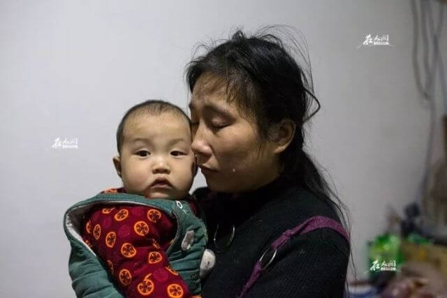 因为丈夫要去送快递，２６岁的年轻母亲小鲁独自收拾着当晚不可能收拾完的行李。看见婴儿在床上哭闹，她抱起了孩子。孩子不哭了，她自己却哭了起来